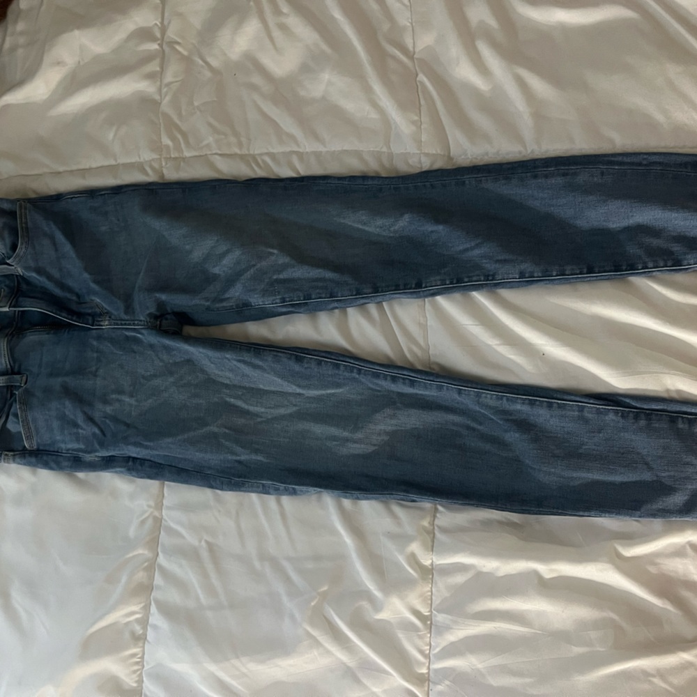 Skinny American eagle jeans.